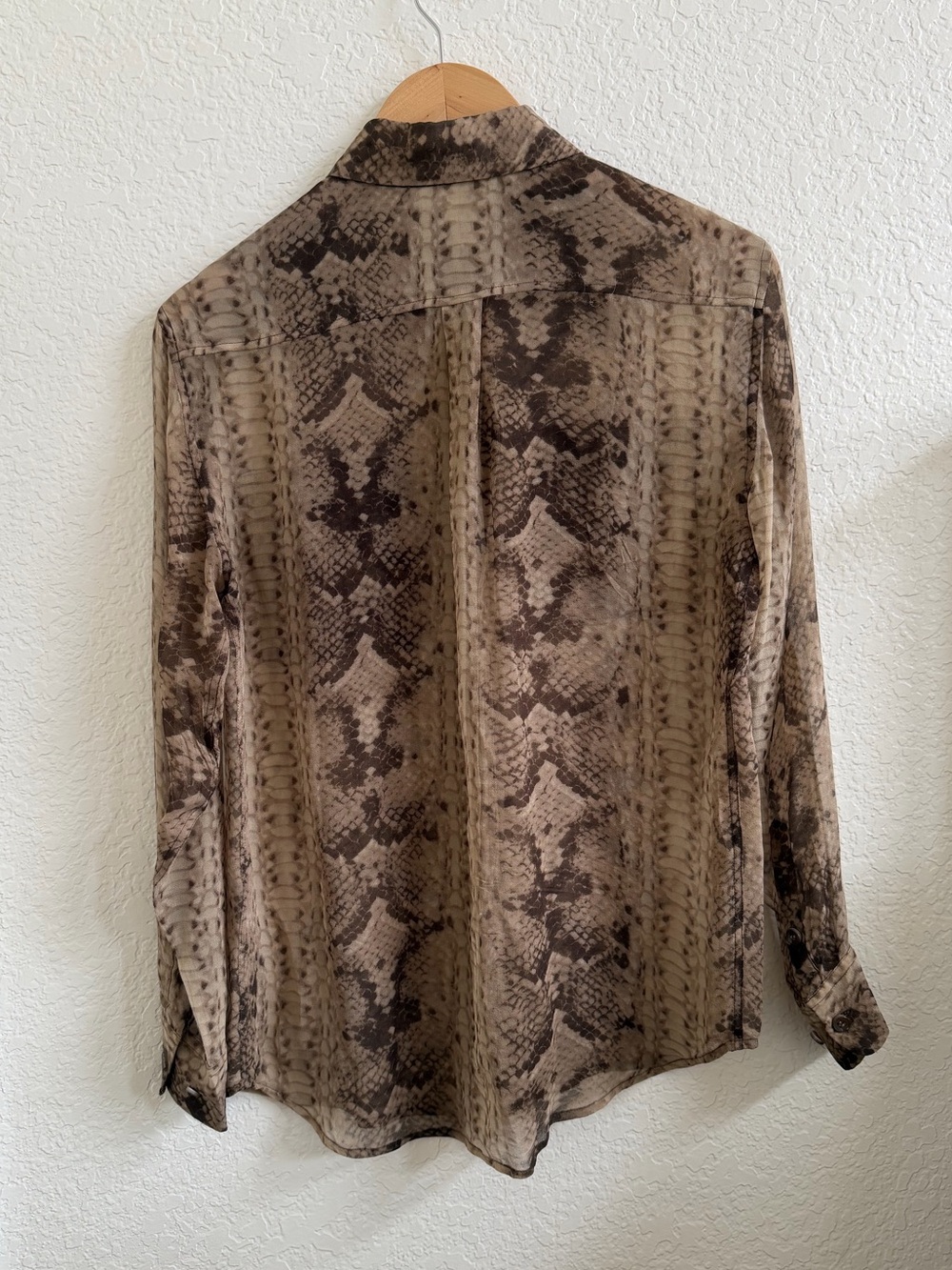 Equipment Femme 100% Silk Signature Button Up Snake Print Shirt Blouse XS Snake - Picture 5 of 5